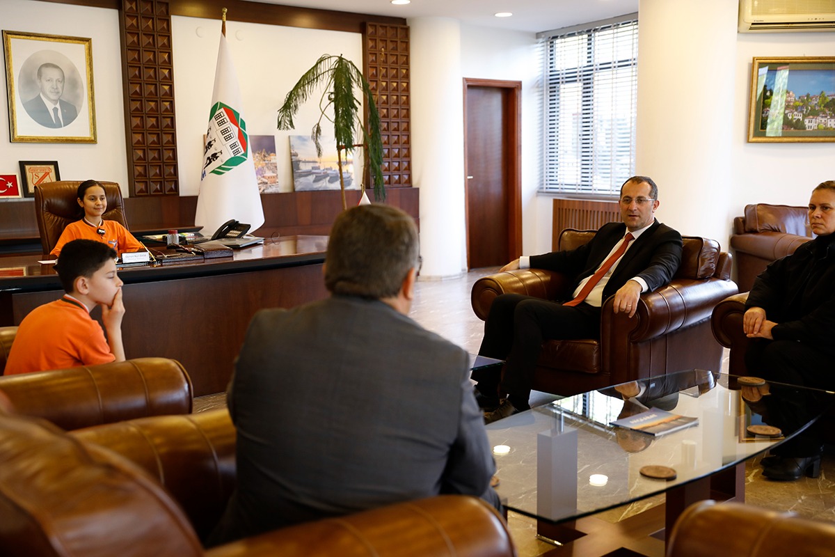 EK�M MAKAM KOLTU�UNU ��RENC�LERE DEVRETT�.