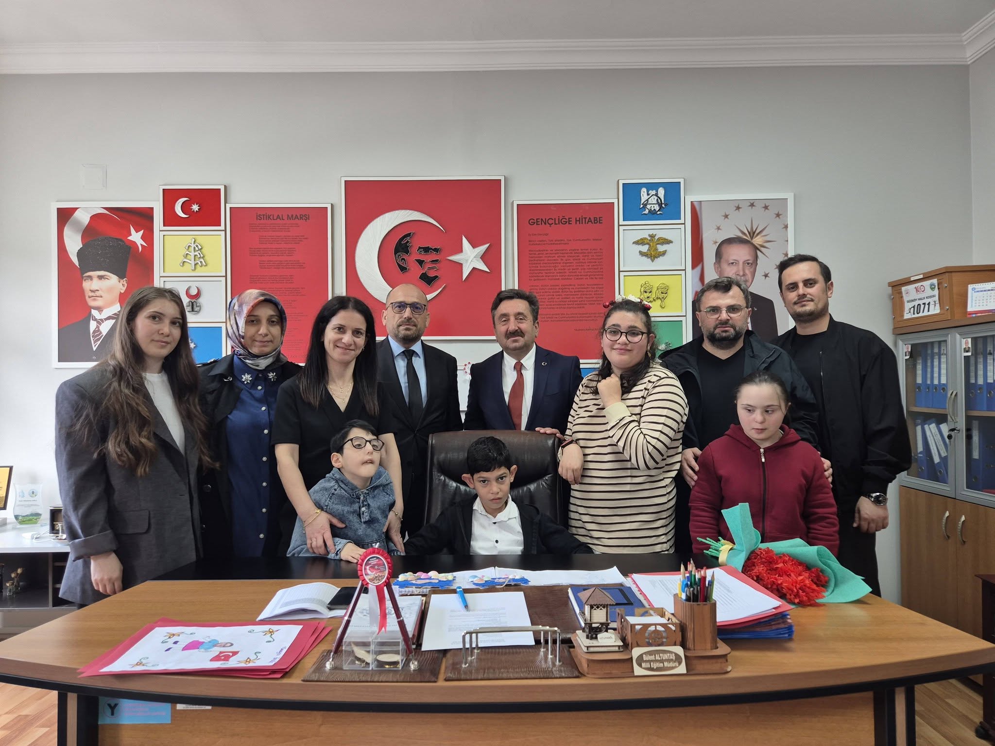 D�zk�yde 23 Nisan�da Makam�n Sahibi �zel �ocuklar�m�z Oldu