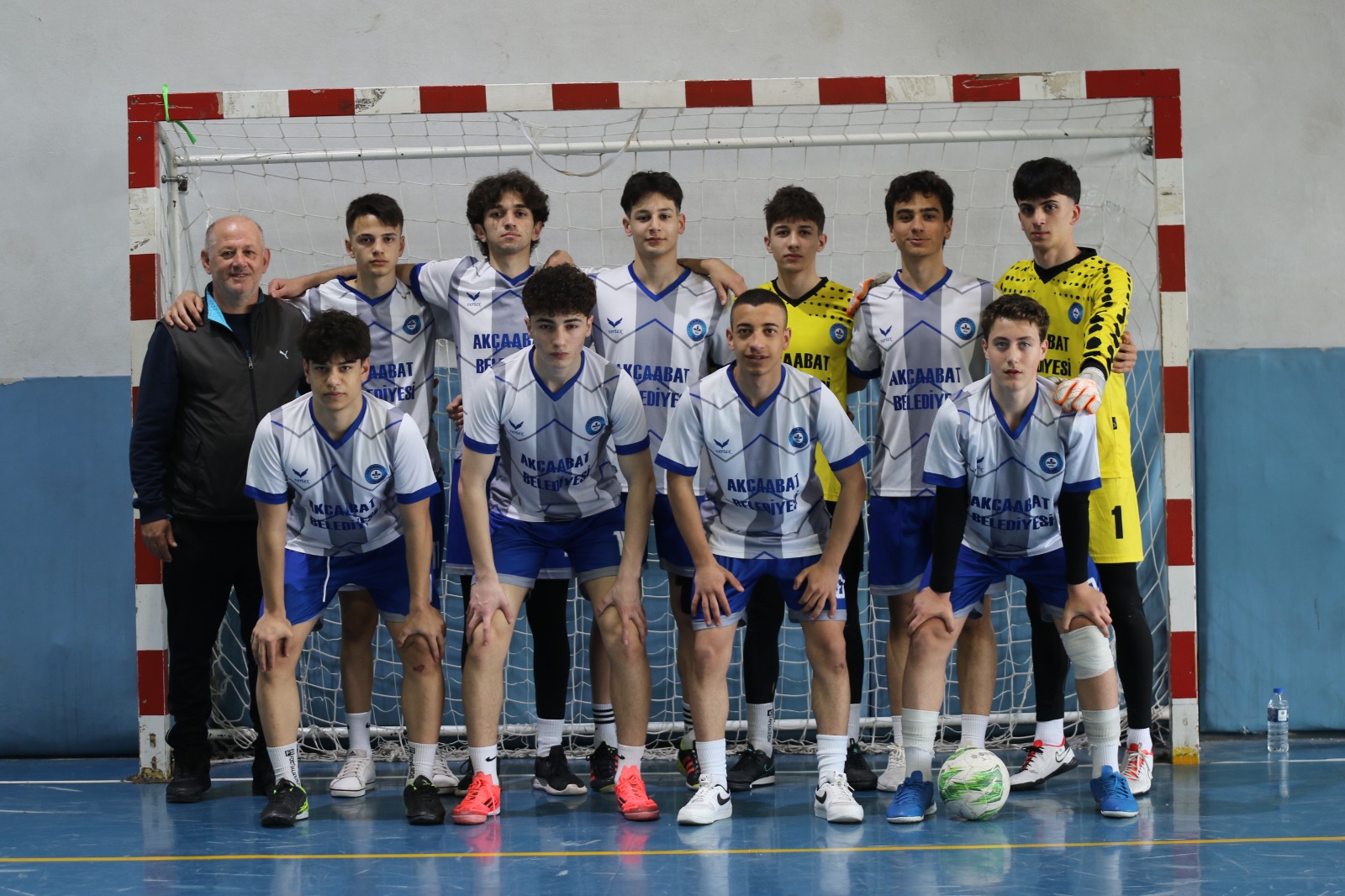 Ak�aabat�ta okul sporlar� heyecan� futsalla ba�lad�.