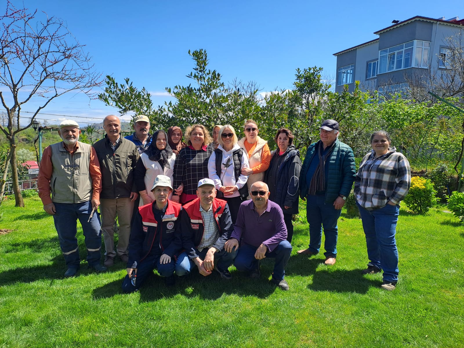 Arsin il�esi I��kl� Mahallesi�nde, k�y halk�n�n kat�l�m� ile ger�ekle�tirilen meyve dal� a��lama e�itimi, yo�un ilgi ve memnuniyetle tamamland�. 