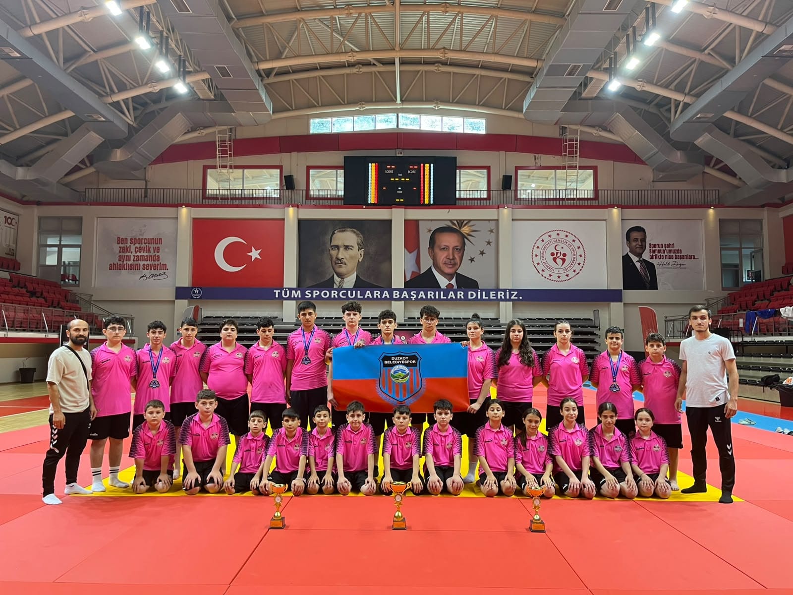 KARADEN�Z�DE D�ZK�Y BELED�YES� SPOR KUL�B� R�ZGARI: 3 KUPA VE 12 MADALYA!
