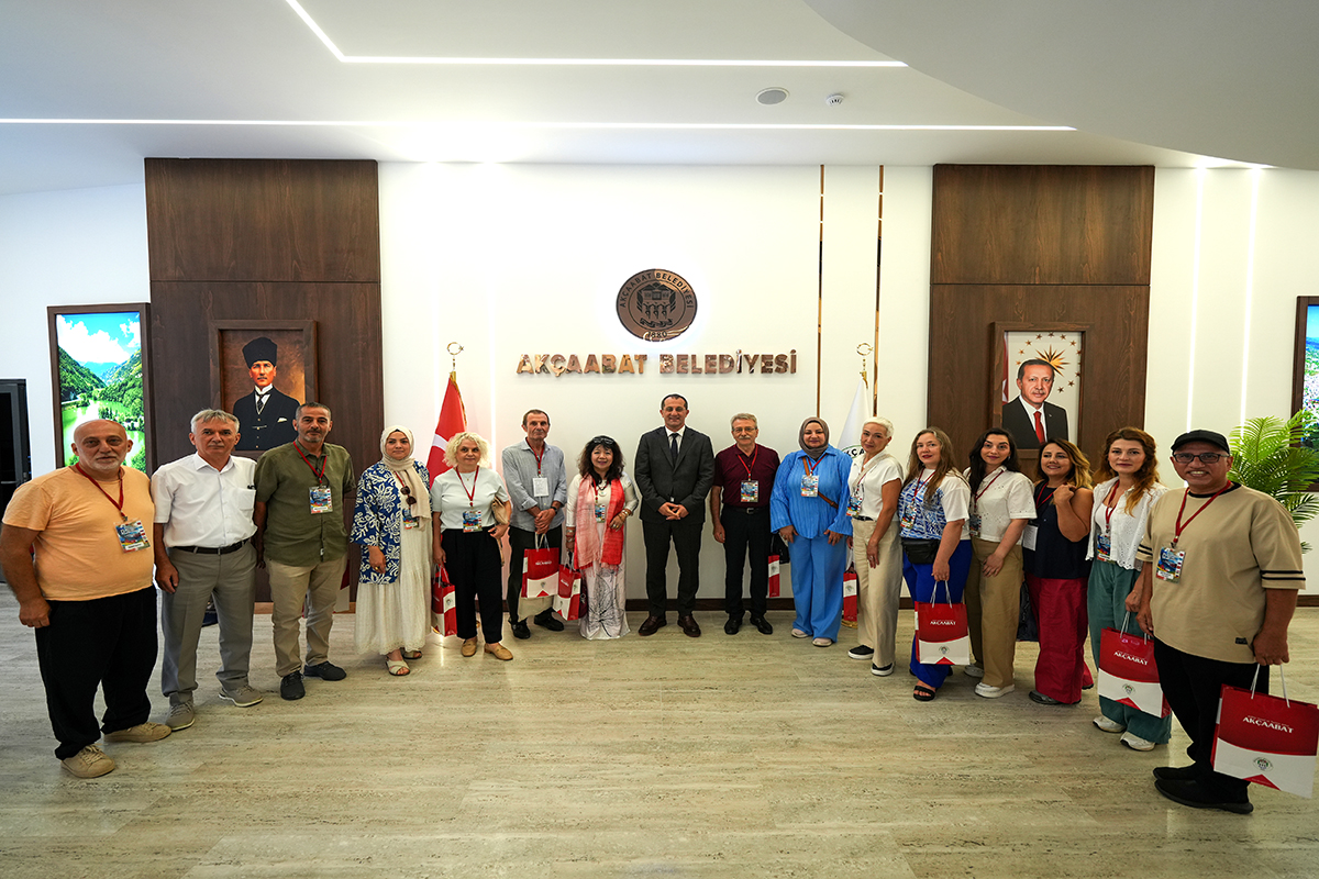 13. ULUSLARARASI RES�M �ALI�TAYI SANAT�ILARINDAN BA�KAN EK�M�E Z�YARET