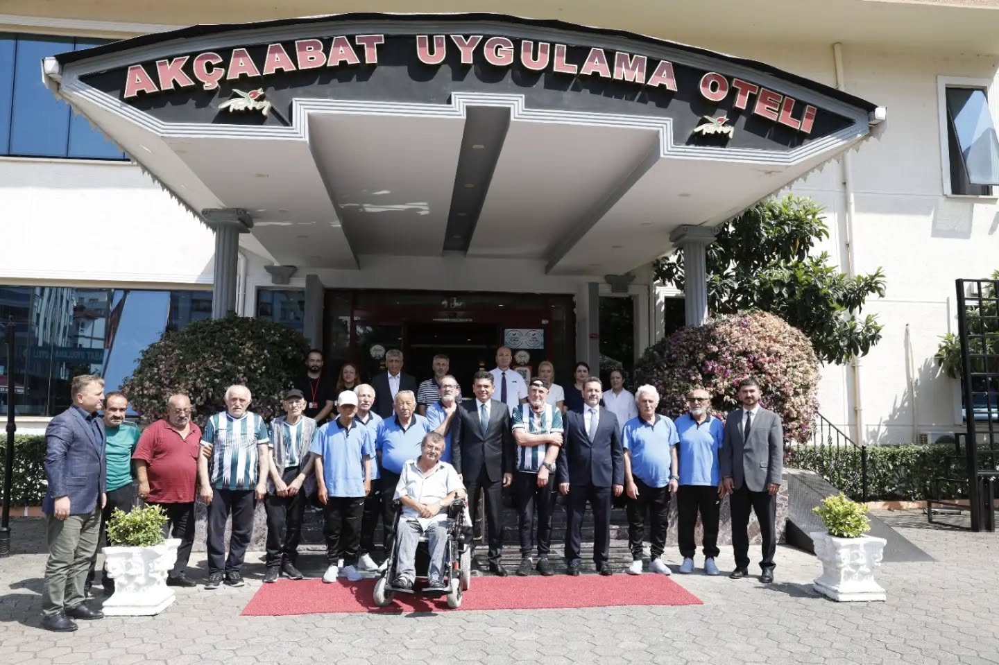 KAYMAKAM �AH�N HUZUREV� SAK�NLER� �LE B�R ARAYA GELD�