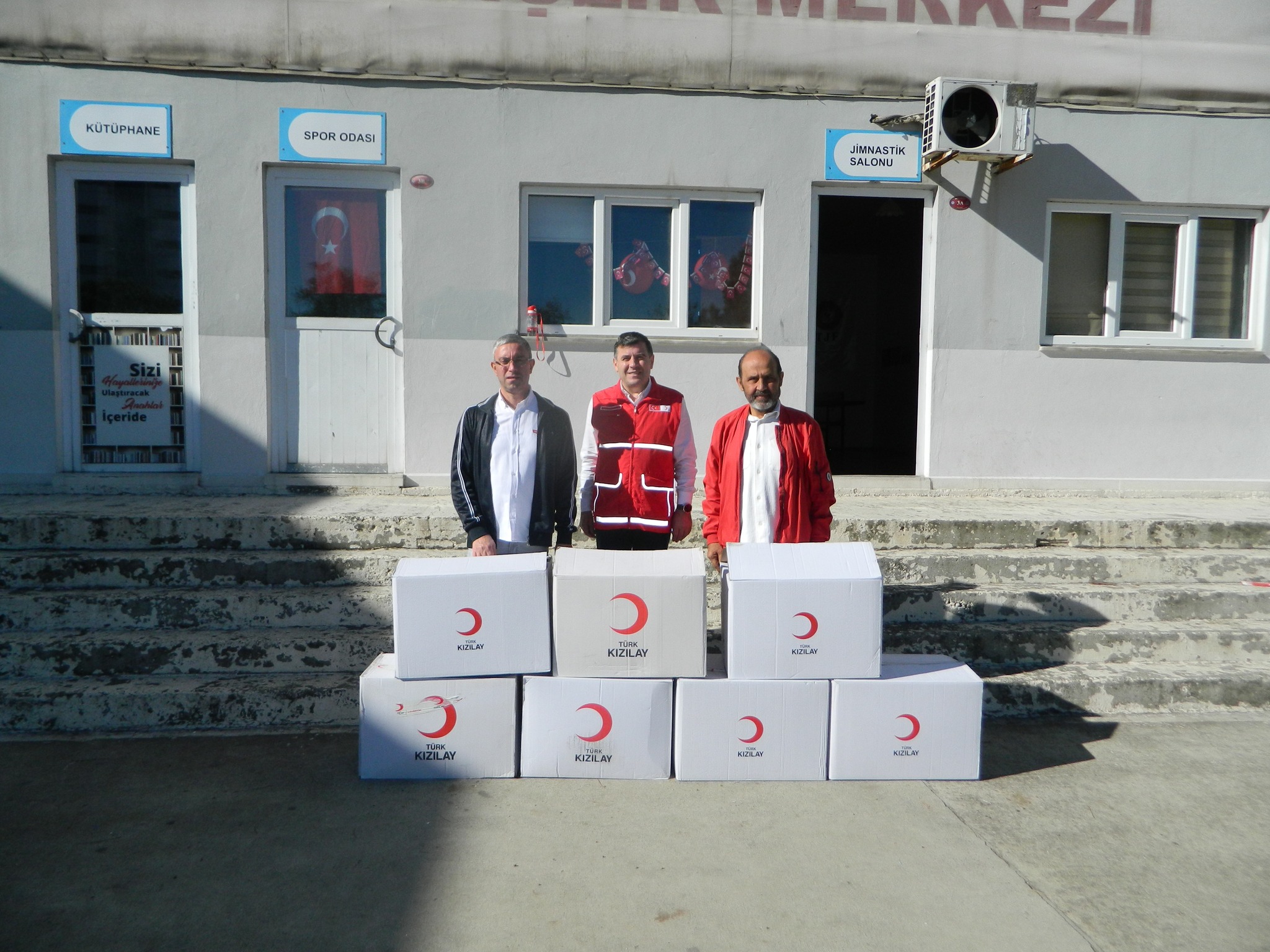 100. Y�l �lkokulundan K�yafet Deste�i