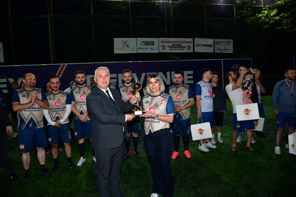 18.Orhan Kaynar Futbol Turnuvası’nın final günü, merhum Orhan Kaynar için yapılan anma ve rahmet dilekleriyle başladı.