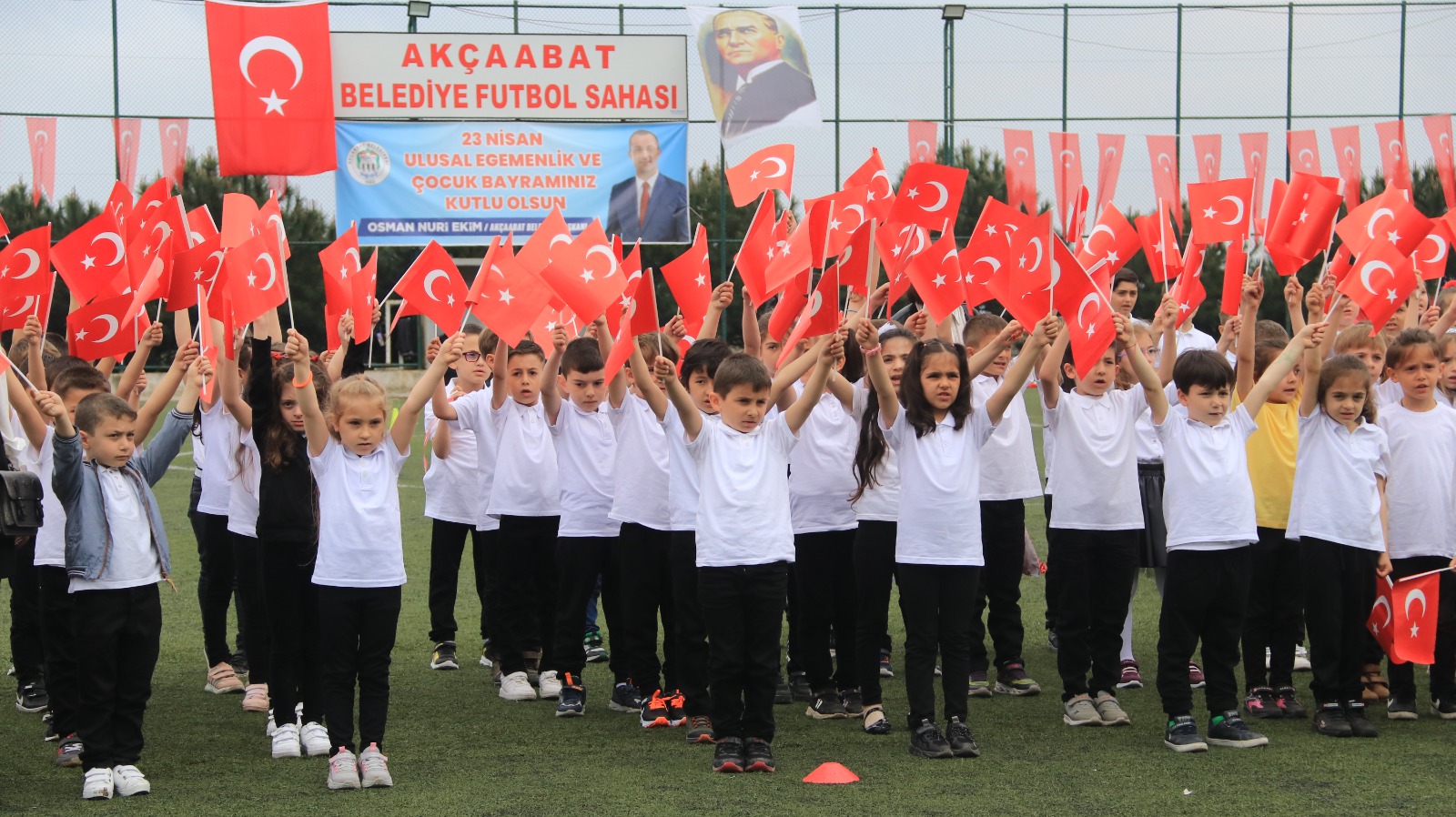 23 NSAN ULUSAL EGEMENLK VE OCUK BAYRAMI AKAABATTA COKUYLA KUTLANDI

