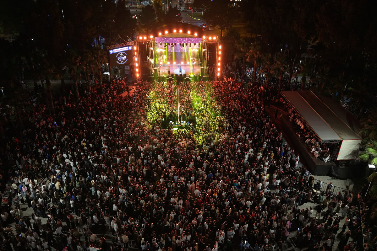 34. ULUSLARARASI AKÇAABAT MÜZİK VE HALK OYUNLARI FESTİVALİ RENKLİ GÖRÜNTÜLERLE BAŞLADI