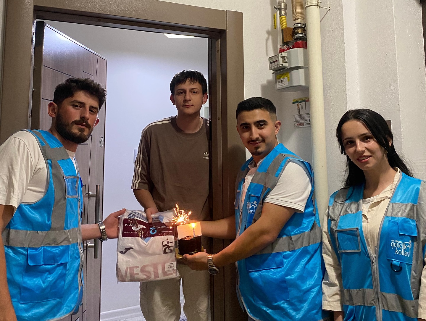 AK Genlik'ten Doum Gn Srprizleri
