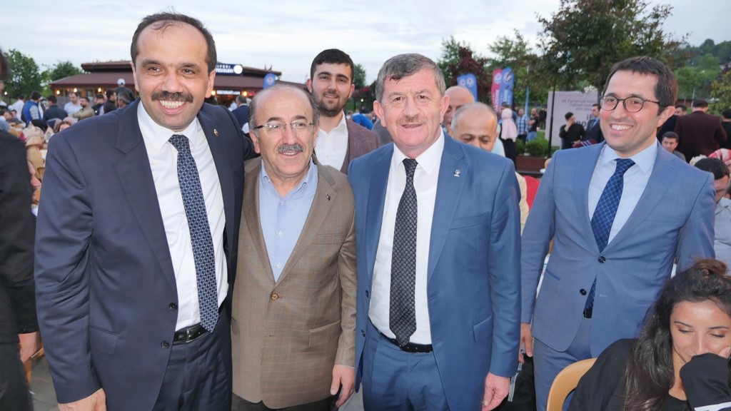 AK Parti tekilatlar iftarda bulutu

