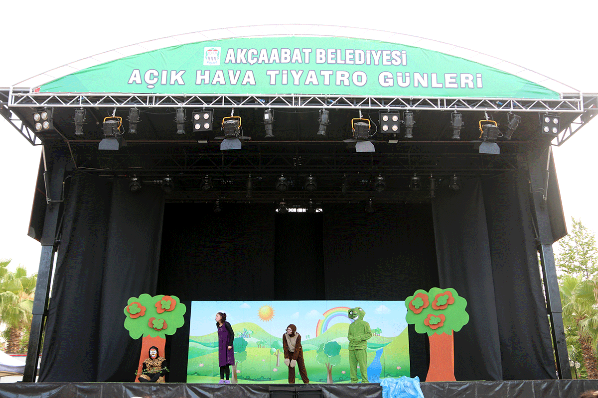 AKAABAT BELEDYES AIK HAVADA OCUKLARI TYATRO LE BULUTURDU
