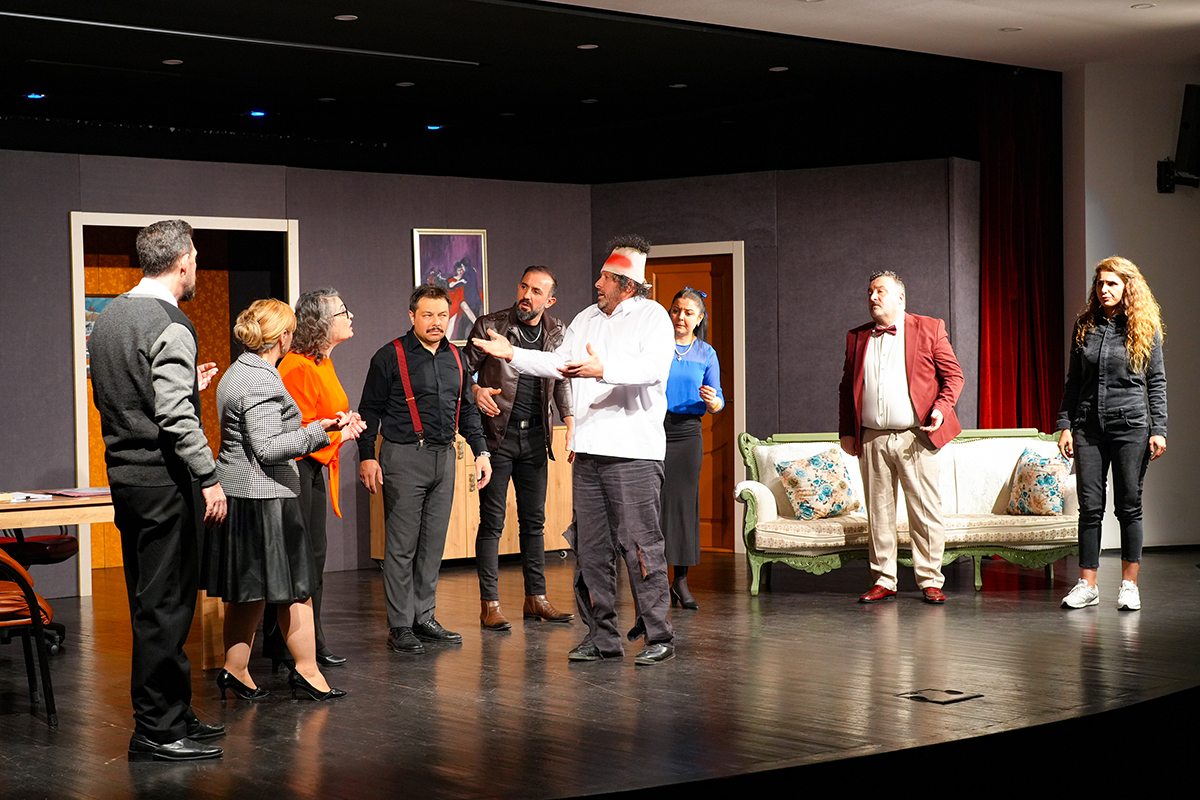 AK�AABAT BELED�YES� T�YATROSU�NUN YEN� OYUNU �VAR�LDEK� ADAM� �ZLEY�C�LERDEN TAM NOT ALDI