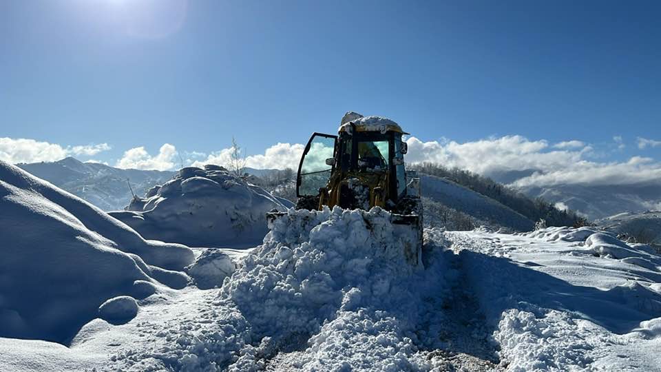 AK�AABAT BELED�YES� Y�KSEK KES�MLERDE KARLA M�CADELEY� ARALIKSIZ S�RD�R�YOR