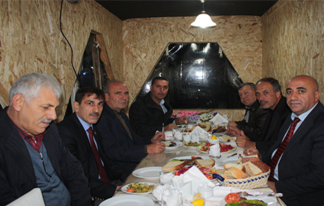 Akaabat Demirci muhtar yemek verdi