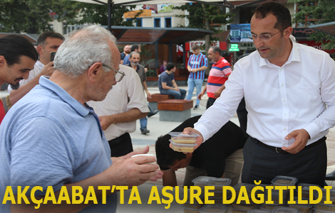 Akçaabat'ta Aşure Dağıtıldı