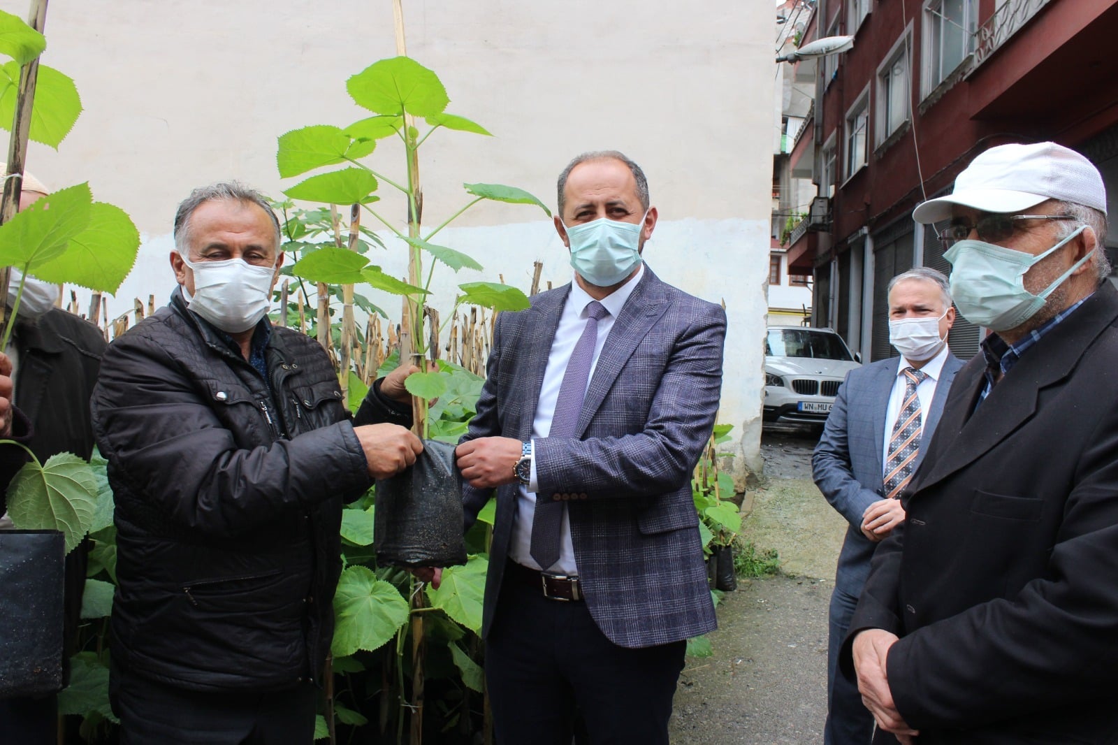 AKÇAABAT’TA BAL VERİMİNİ ARTIRACAK PROJEDE İLK FİDANLAR DAĞITILDI