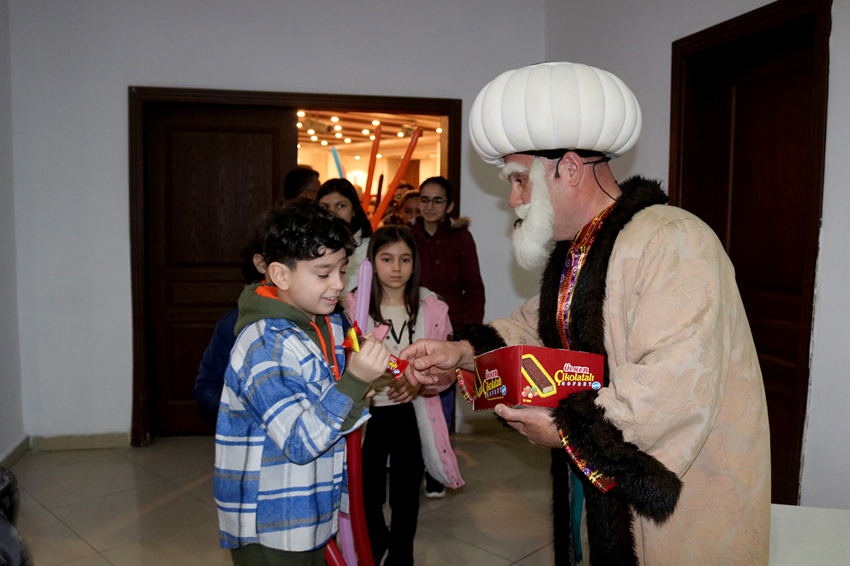 AKÇAABAT’TA DEPREMZEDE ÇOCUKLARA TİYATRO GÖSTERİSİ