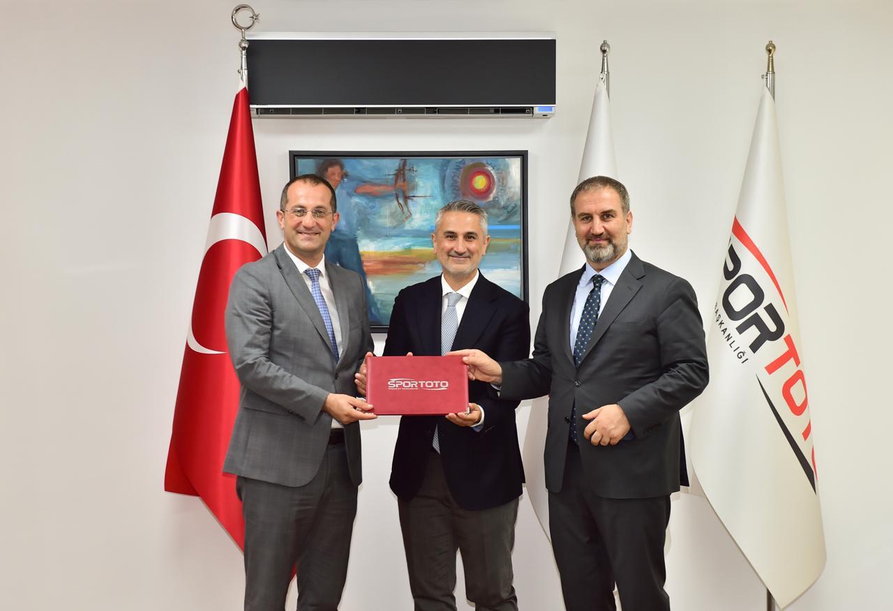 AKÇAABAT’TA FUTBOL SAHALARINA TRİBÜN VE SOYUNMA ODALARI MÜJDESİ