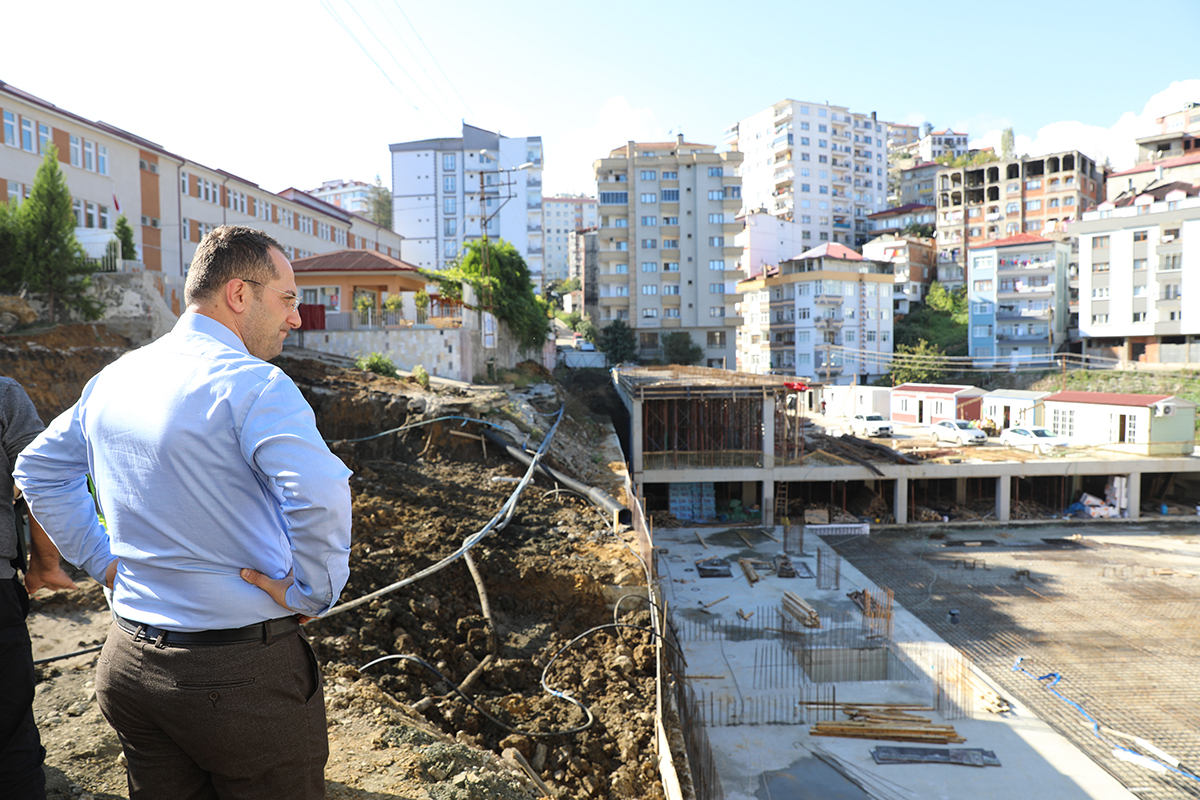 AKÇAABAT’TA KATLI OTOPARK VE PAZAR YERİ İNŞAATI DEVAM EDİYOR