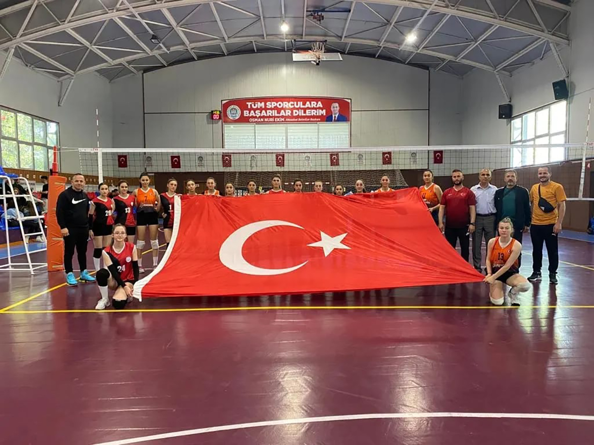 AKÇAABAT'TA LİSELER ARASI VOLEYBOL TURNUVASINDA HEYECAN DORUKTA