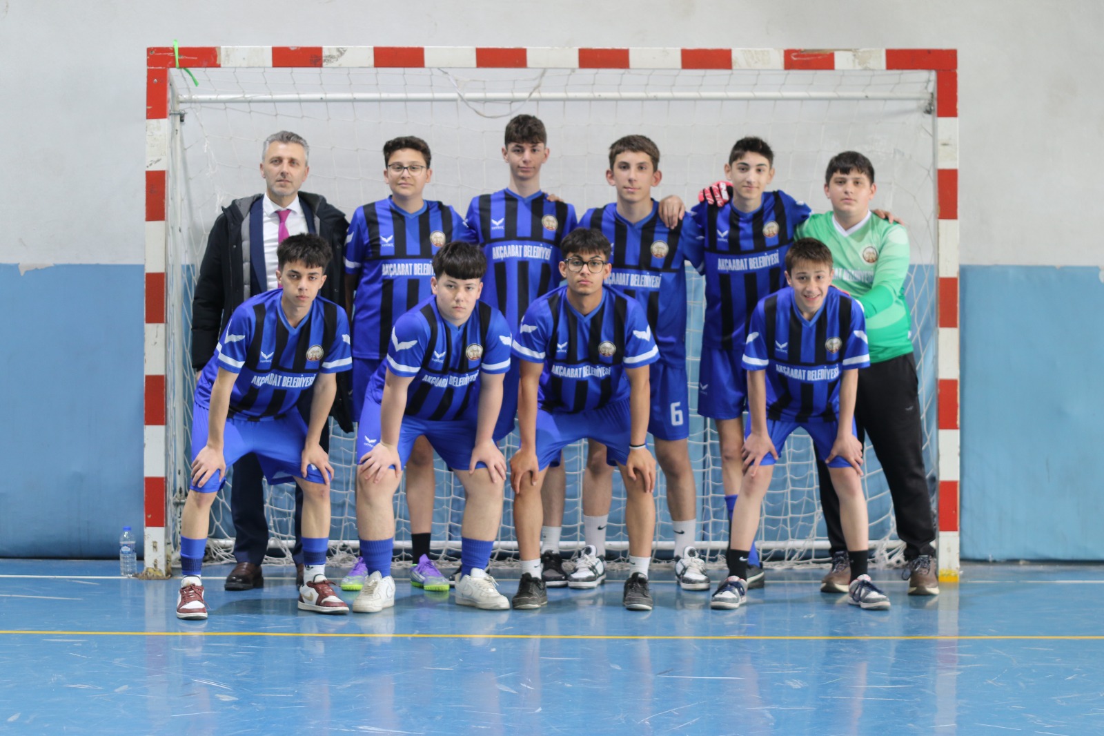 Ak�aabat�ta okul sporlar� heyecan� futsalla ba�lad�.