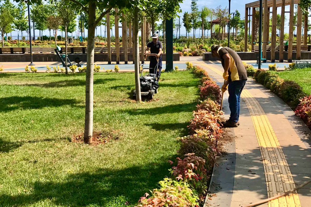 AKÇAABAT’TA PARK VE BAHÇELERİN BAKIM ÇALIŞMALARI HIZ KAZANDI