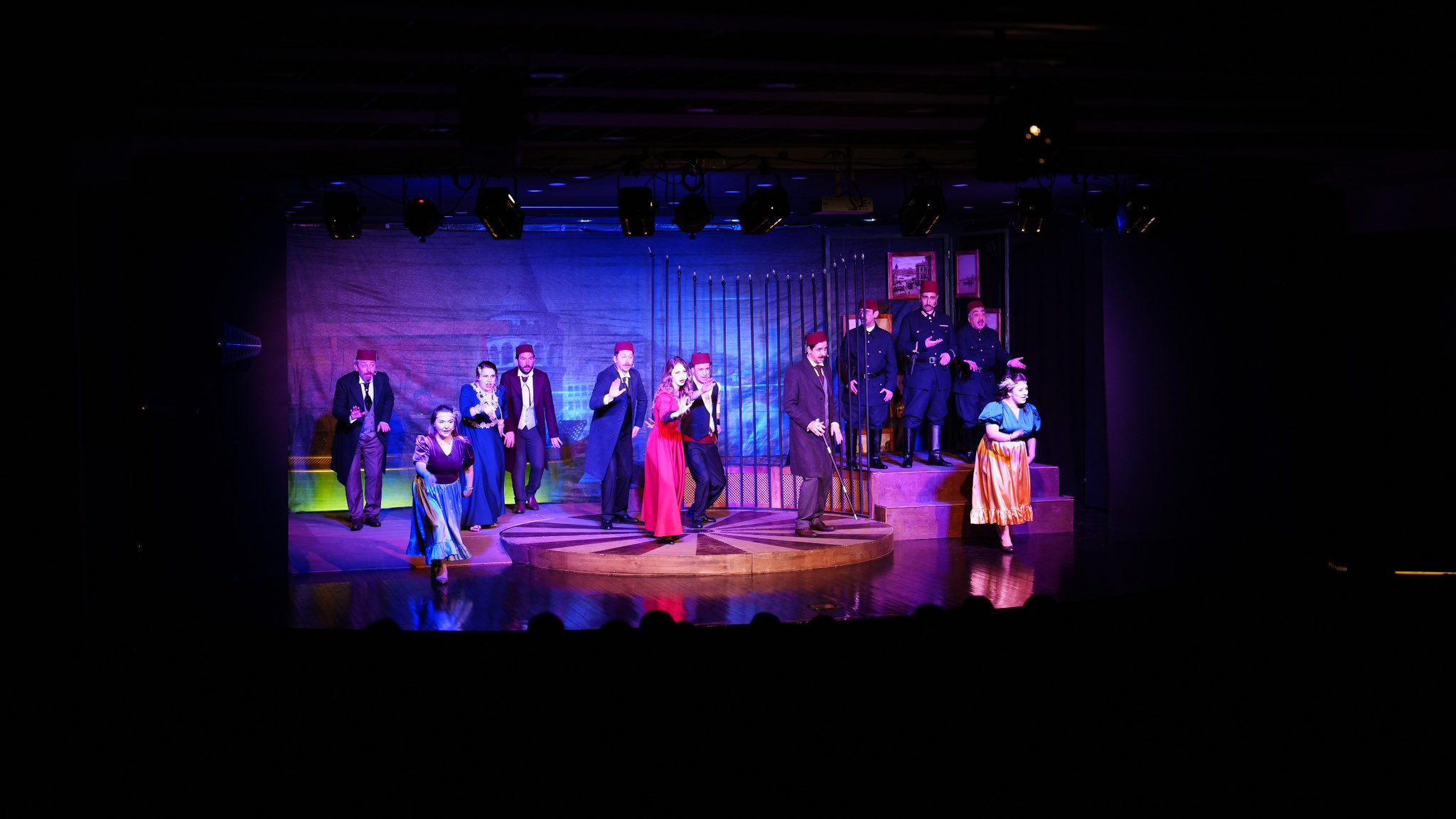 AK�AABAT�TA SANAT CO�KUSU S�R�YOR: 13. ULUSLARARASI EROL G�NAYDIN T�YATRO G�NLER� T�M HEYECANIYLA DEVAM ED�YOR