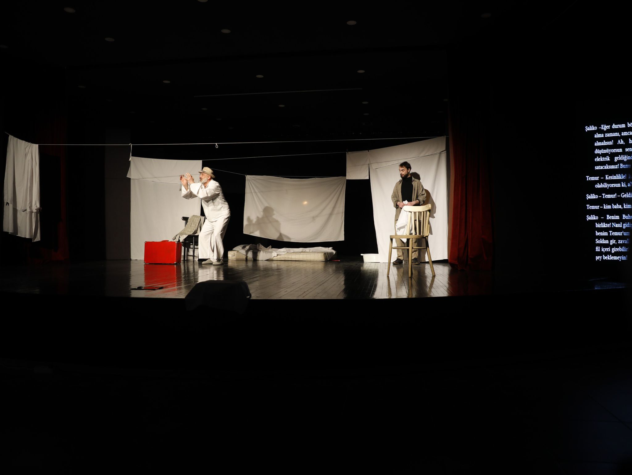 AK�AABAT�TA SANAT PERDES� A�ILDI: 13. ULUSLARARASI EROL G�NAYDIN T�YATRO G�NLER� BA�LADI