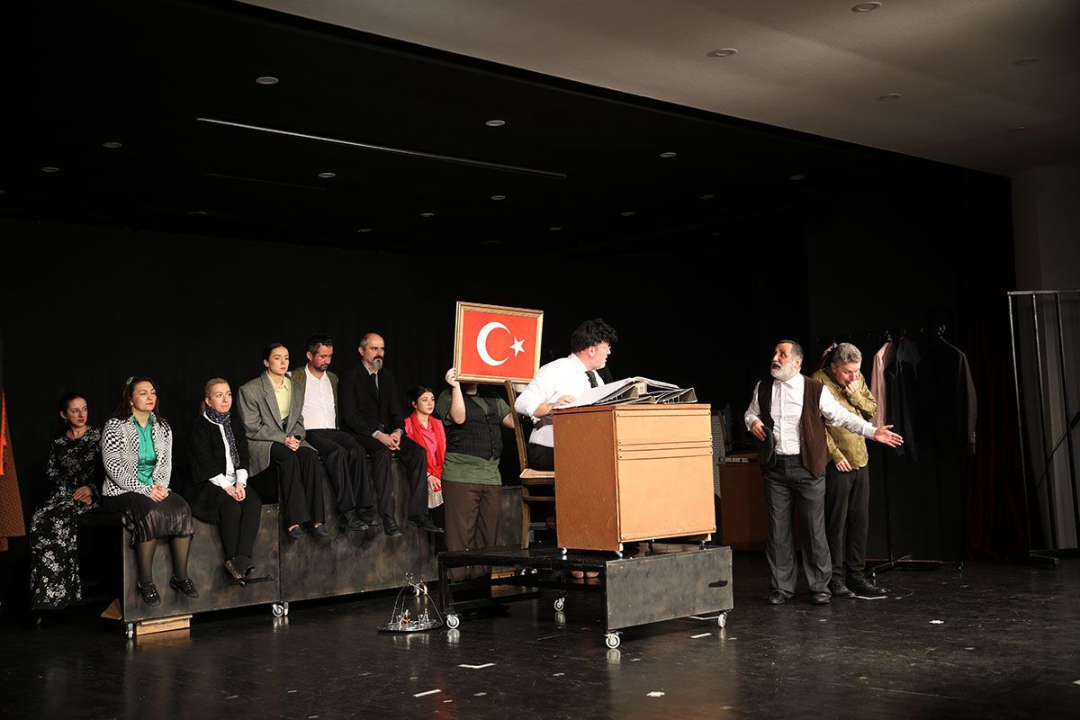 AK�AABAT�TA T�YATRO R�ZG�RI BA�LIYOR: