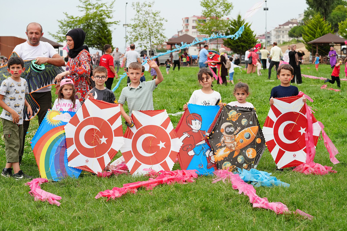 AKÇAABAT’TA UÇURTMA ŞENLİĞİ: GÖKYÜZÜ RENKLENDİ, ÇOCUKLAR ŞENLENDİ