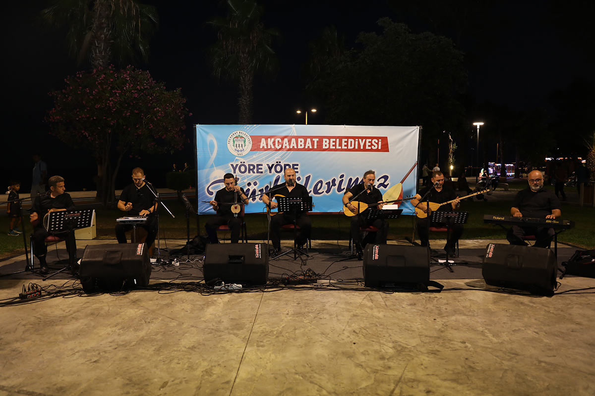 AKÇAABAT’TA YAZ AKŞAMLARI “YÖRE YÖRE TÜRKÜLER” İLE RENKLENİYOR