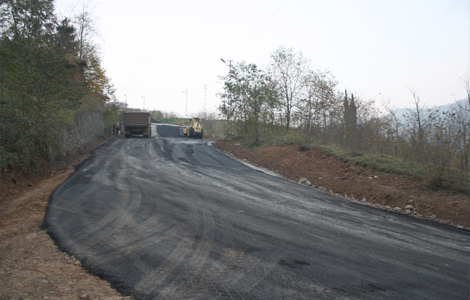 Akaky beldesinde yol almalar devam ediyor.