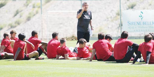 Akçay,oyuncuları fırçaladı