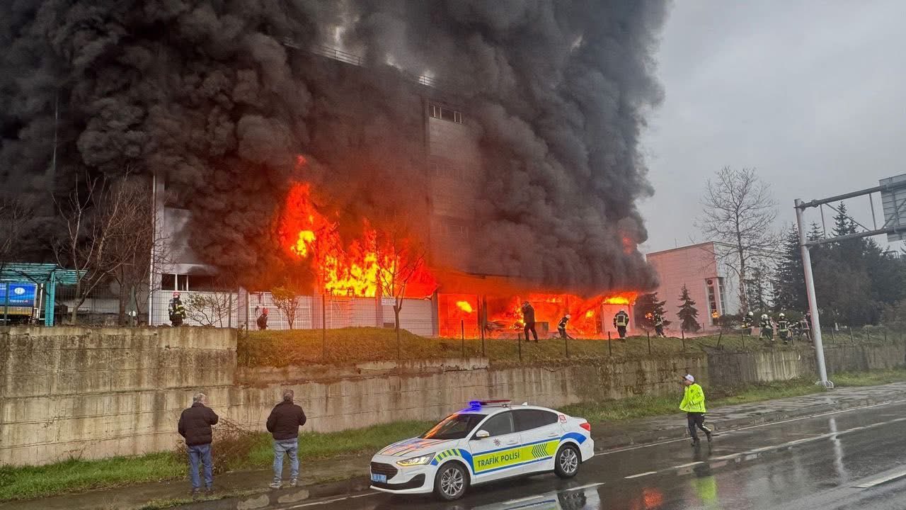 Arsin OSB�de Korkutan Yang�n: F�nd�k Fabrikas�nda Trafo Patlad�!
