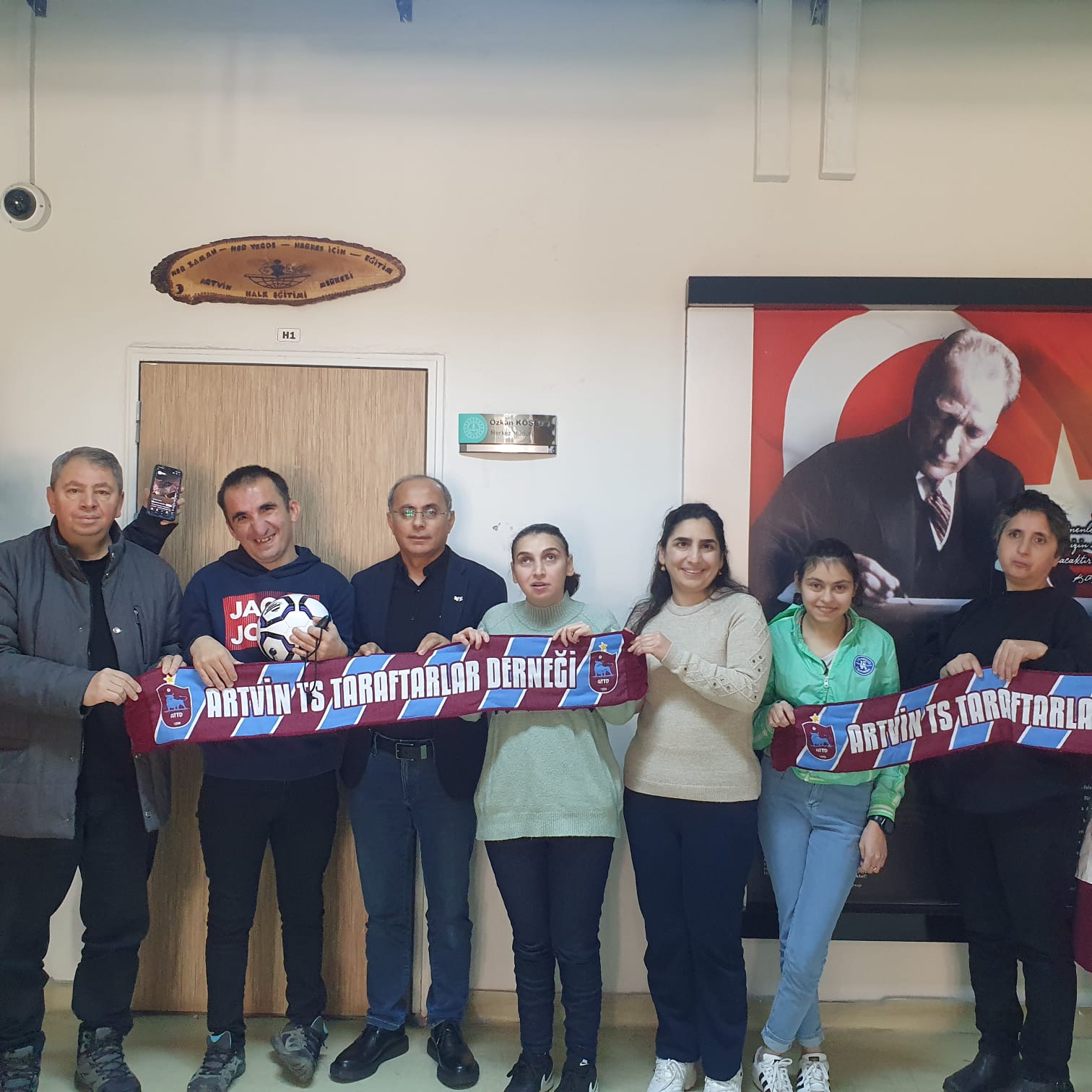 Artvin Trabzonspor Taraftarlar Derne�inden �zel gereksinimli bireylere anlaml� ziyaret
