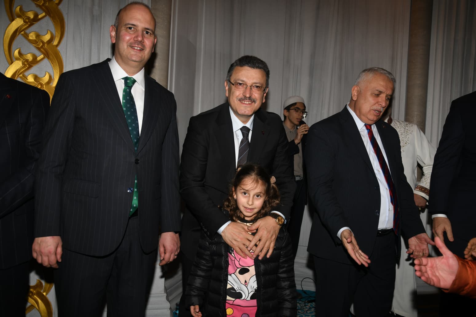 BAKAN BAYRAKTAR VE BA�KAN GENǒTEN M�RA� KAND�L�NDE KAND�L S�M�D� �KRAMI
