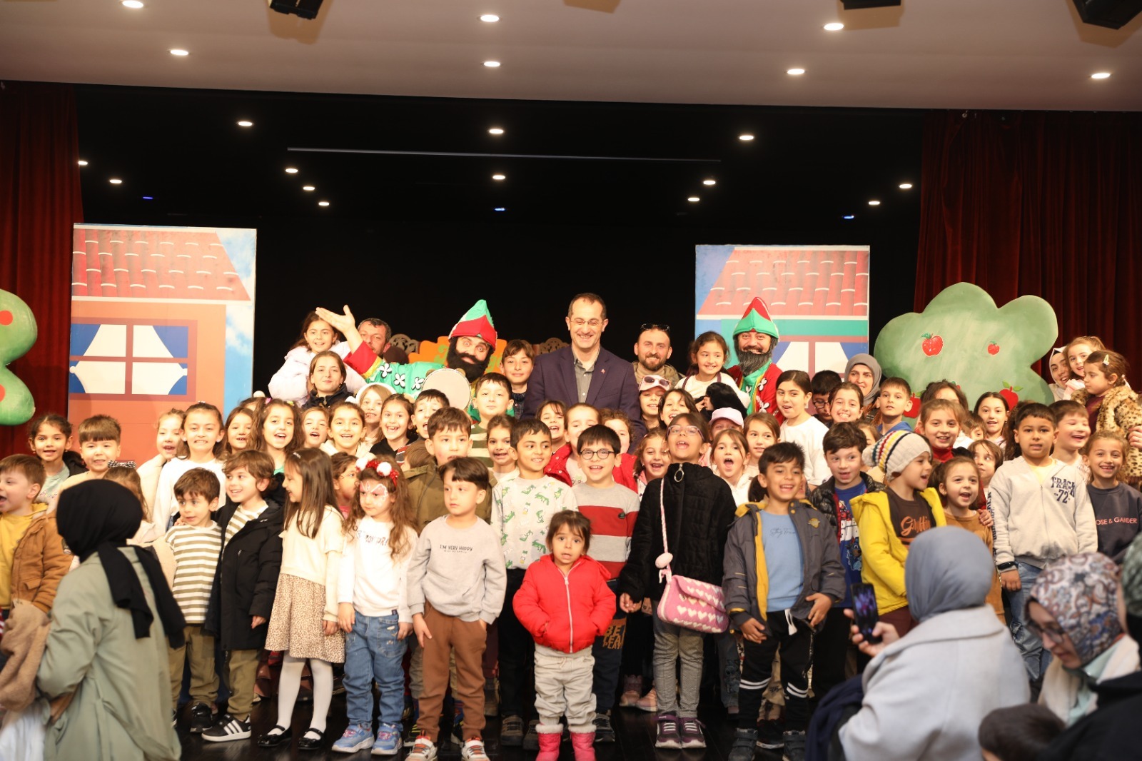 BA�KAN EK�M D�NYA T�YATROLAR G�NܒN� KUTLADI: