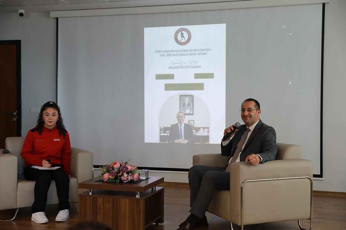 BA�KAN EK�M, �BRAH�M ERDEMO�LU SPOR L�SES� ��RENC�LER�YLE KAR�YER G�NLER� KAPSAMINDA BULU�TU
