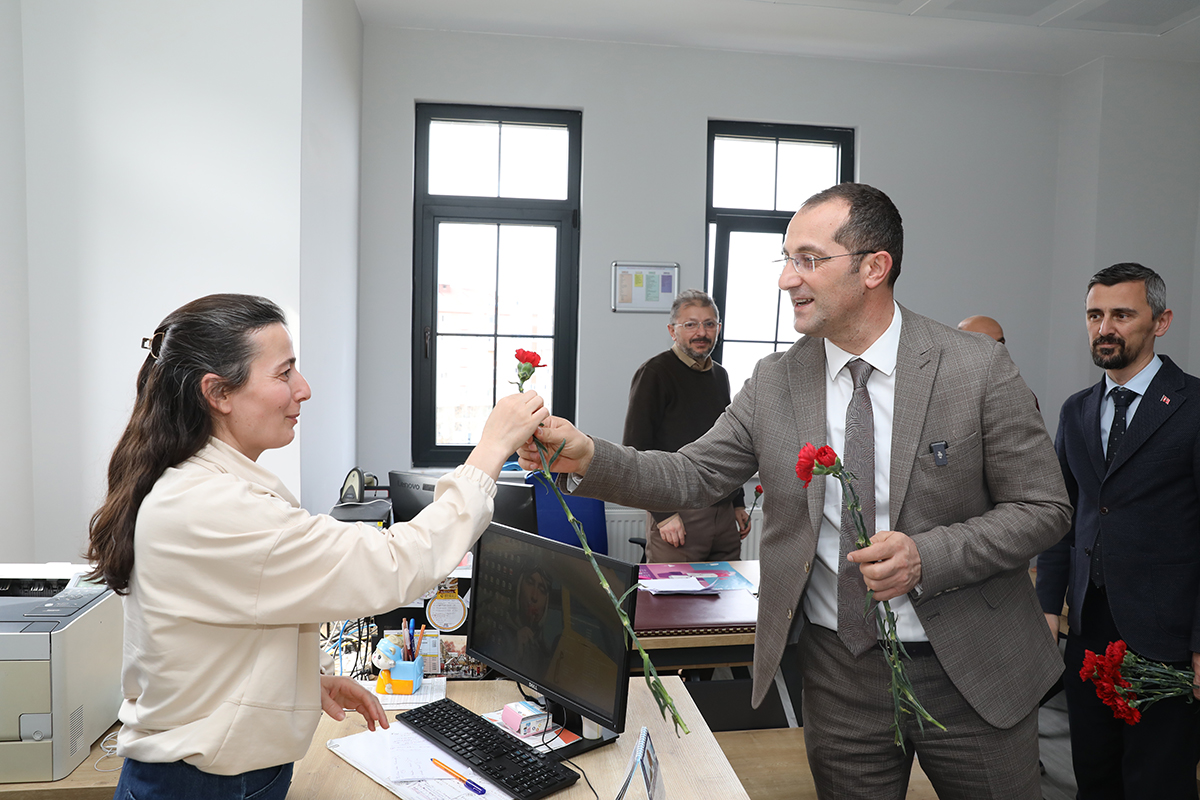 BAKAN EKM: SALIK ALIANLARIMIZIN HER ZAMAN YANINDAYIZ
