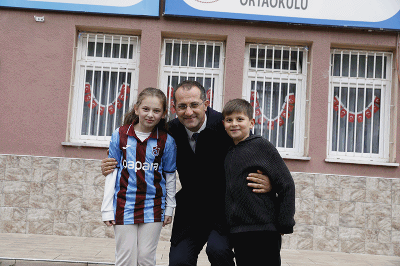 BA�KAN EK�M�DEN MERS�N�DEK� OKULA ANLAMLI Z�YARET: �EVLATLARIMIZIN VE ��RETMENLER�M�Z�N HER ZAMAN YANINDAYIZ�