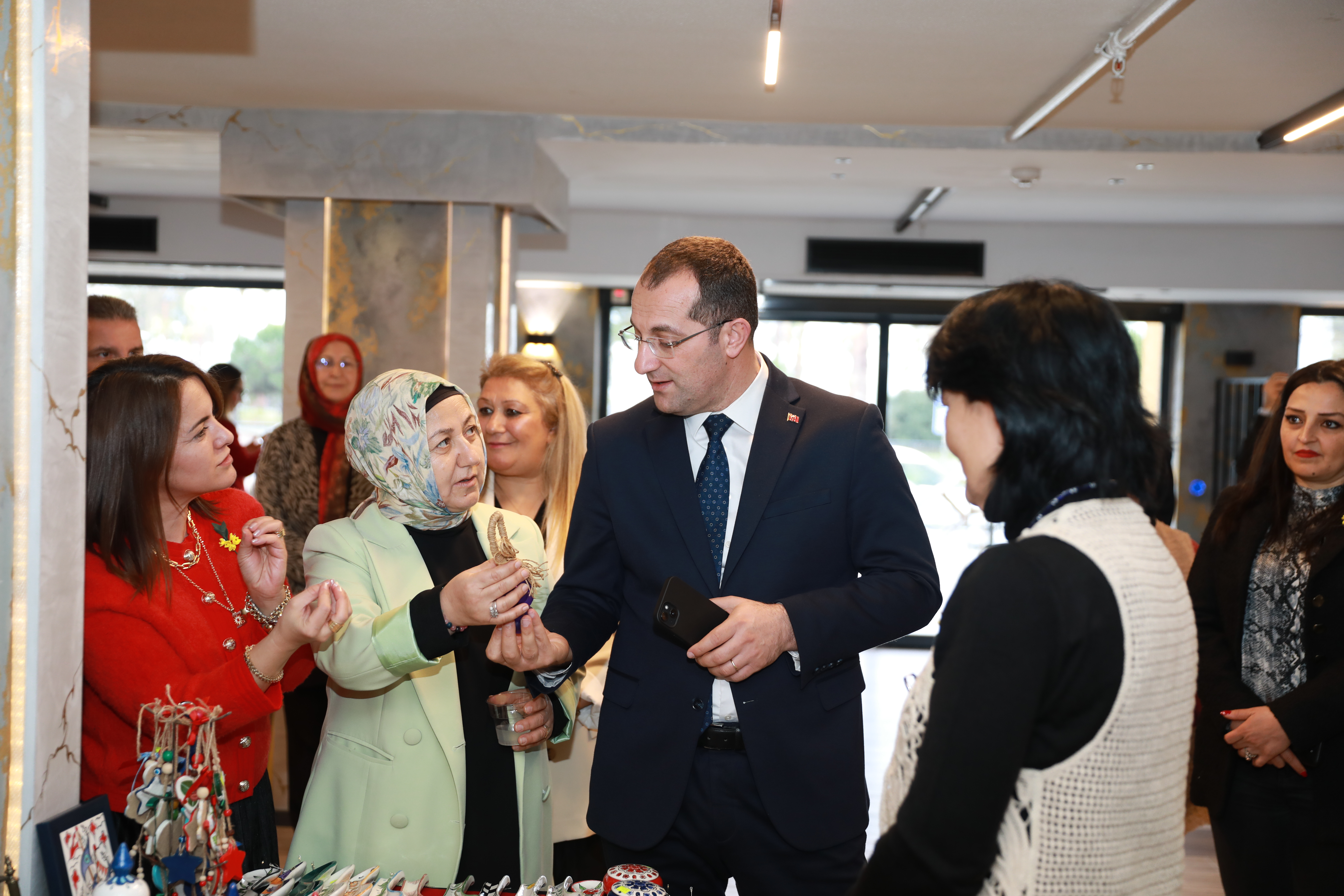 BA�KAN EK�M�DEN �RETEN KADINLARA DESTEK
