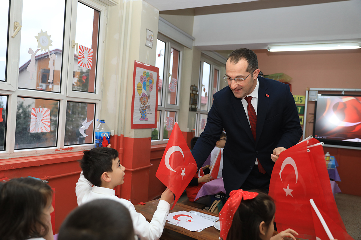 BAŞKAN EKİM’DEN YENİ DÖNEMİN İLK GÜNÜNDE ÖĞRENCİLERE TÜRK BAYRAĞI