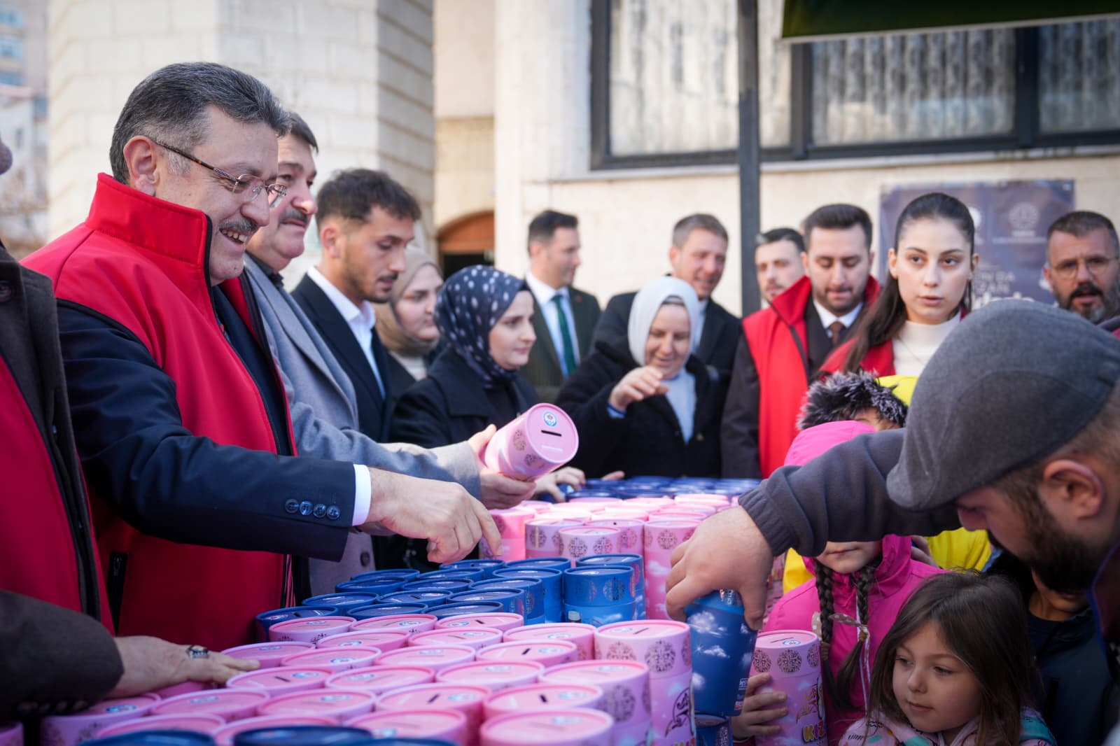 BA�KAN GEN� �AR�IBA�I�NDA VATANDA�LARLA BULU�TU
