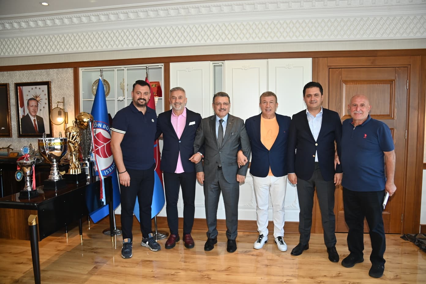 BAKAN GEN, EFSANE FUTBOLCULARI AIRLADI