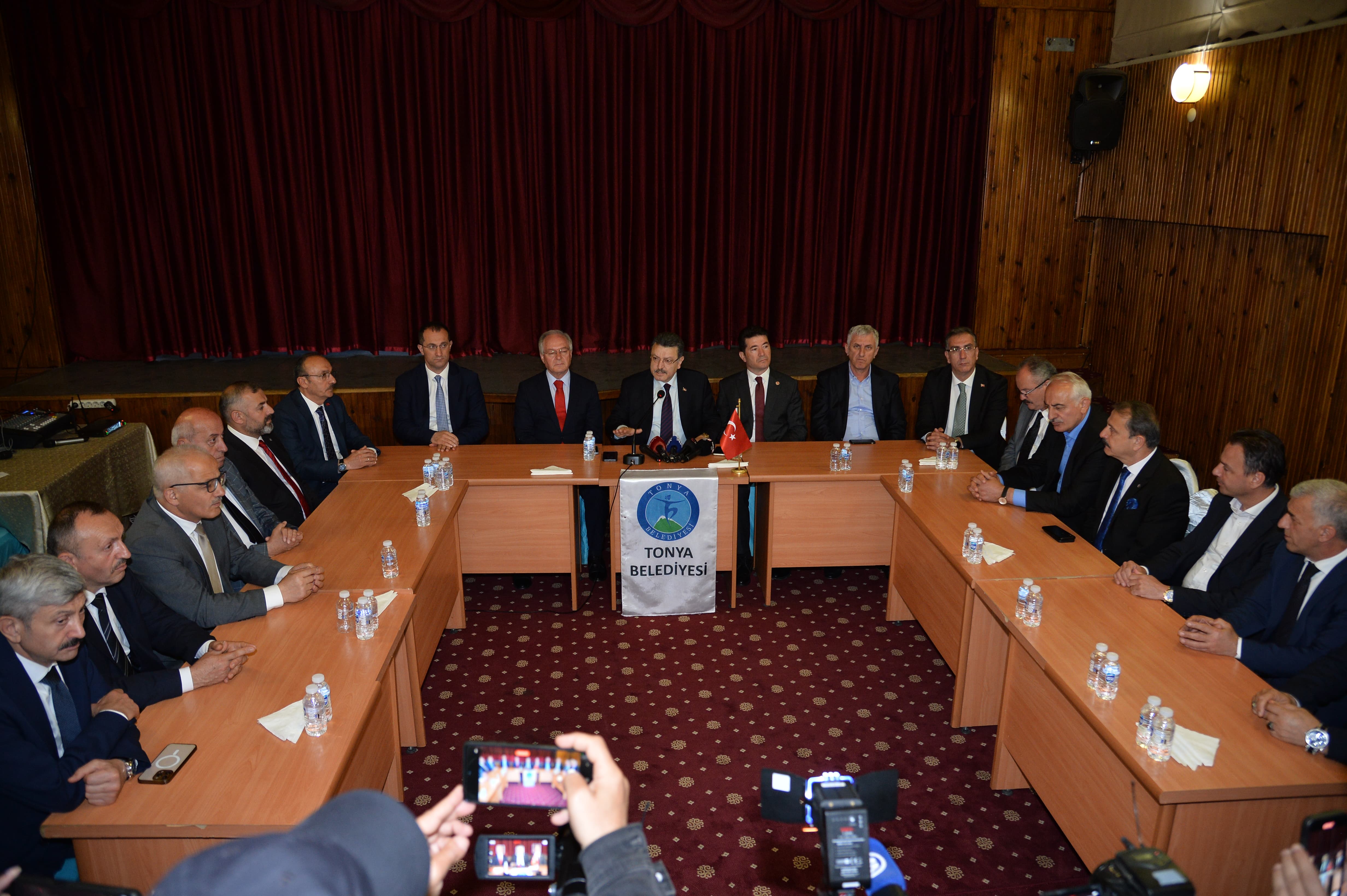 BAŞKAN GENÇ, İLÇE BAŞKANLARIYLA BİRLİKTE TONYA’YA ÇIKARMA YAPTI