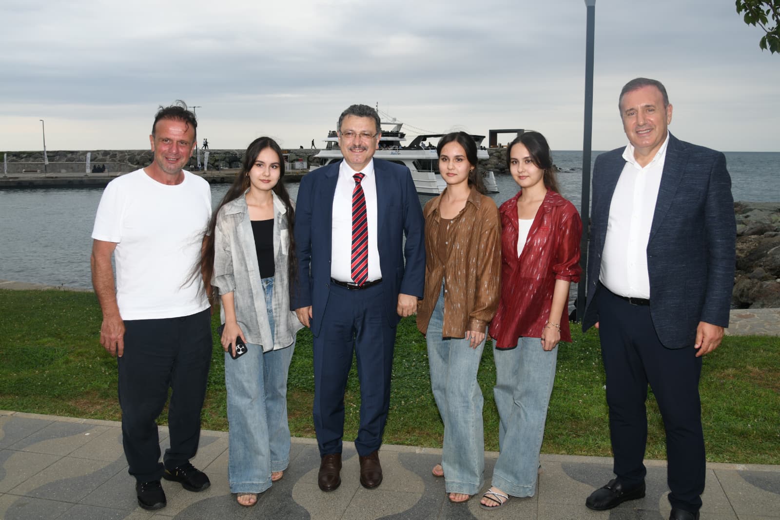 BAKAN GEN, ZBEK RENCLERLE YEMEKTE BULUTU

