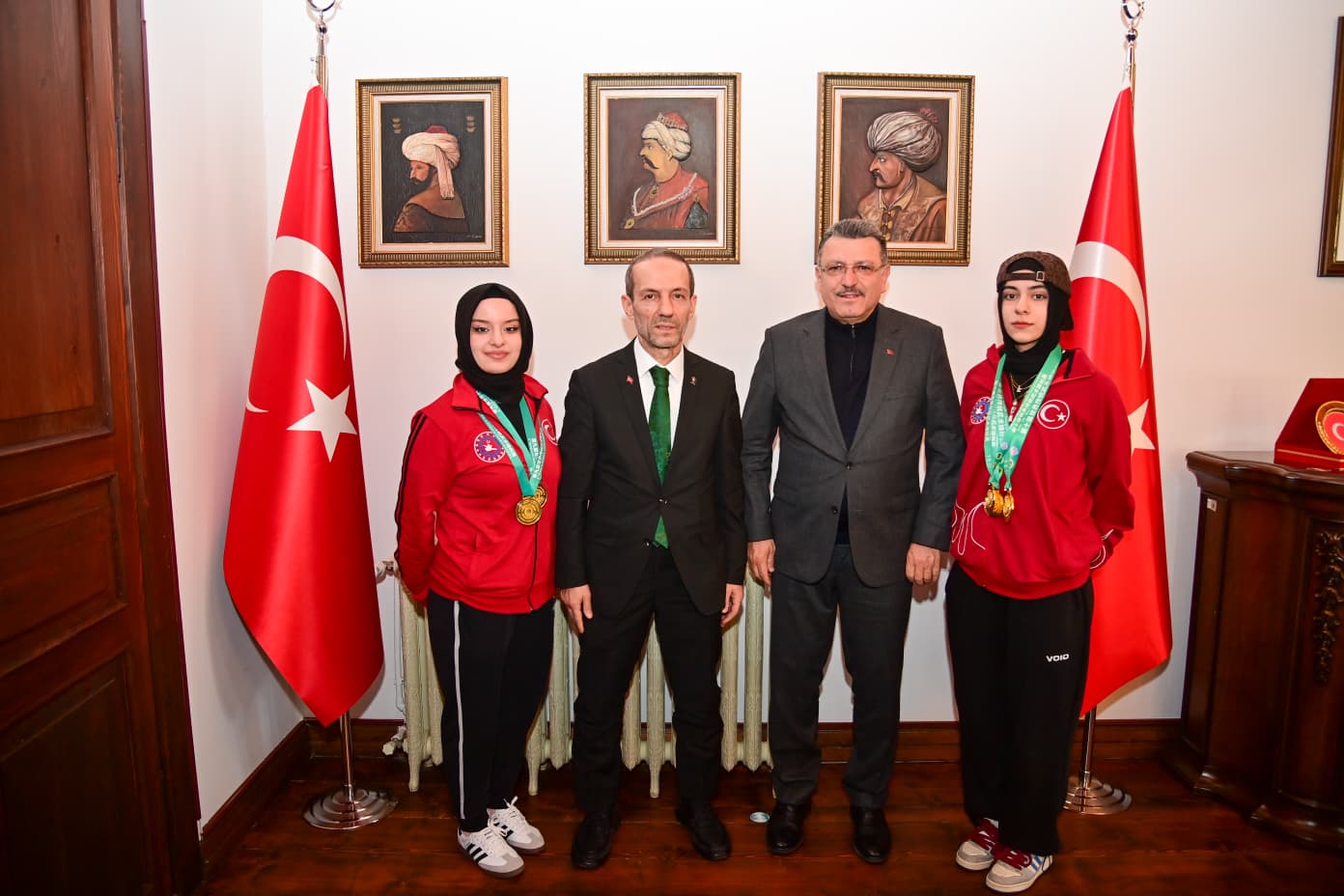 BA�KAN GEN�, �AMP�YONLARI A�IRLADI
