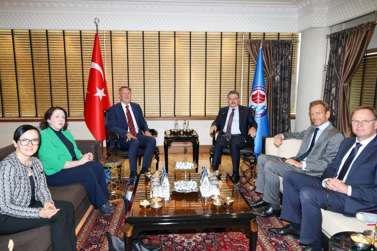 BAŞKAN GENÇ, TRABZON’UN POTANSİYELİNİ BÜYÜKELÇİLERE ANLATTI