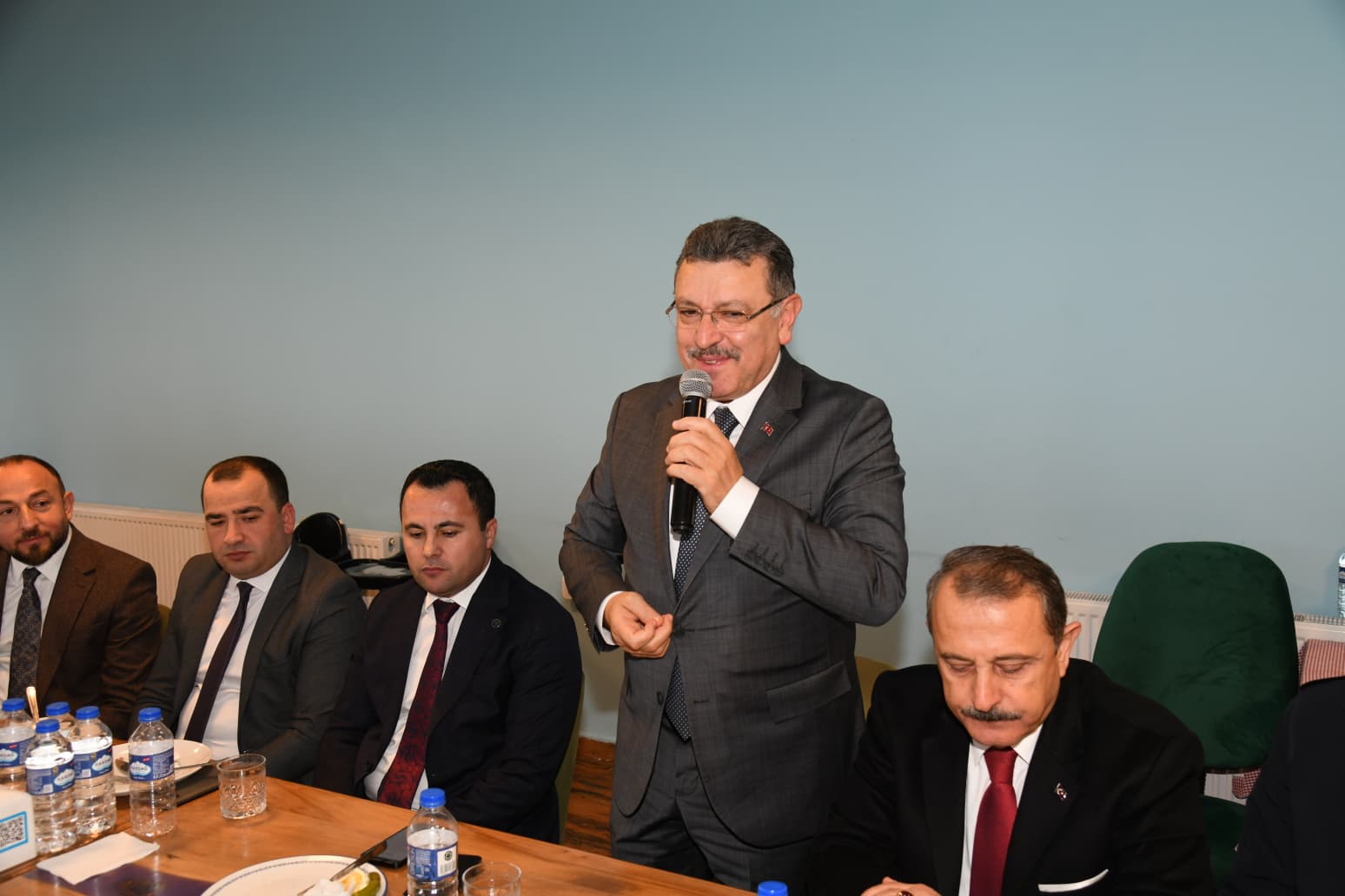 BA�KAN GEN� VAKFIKEB�R'DE MUHTARLARLA BULU�TU
