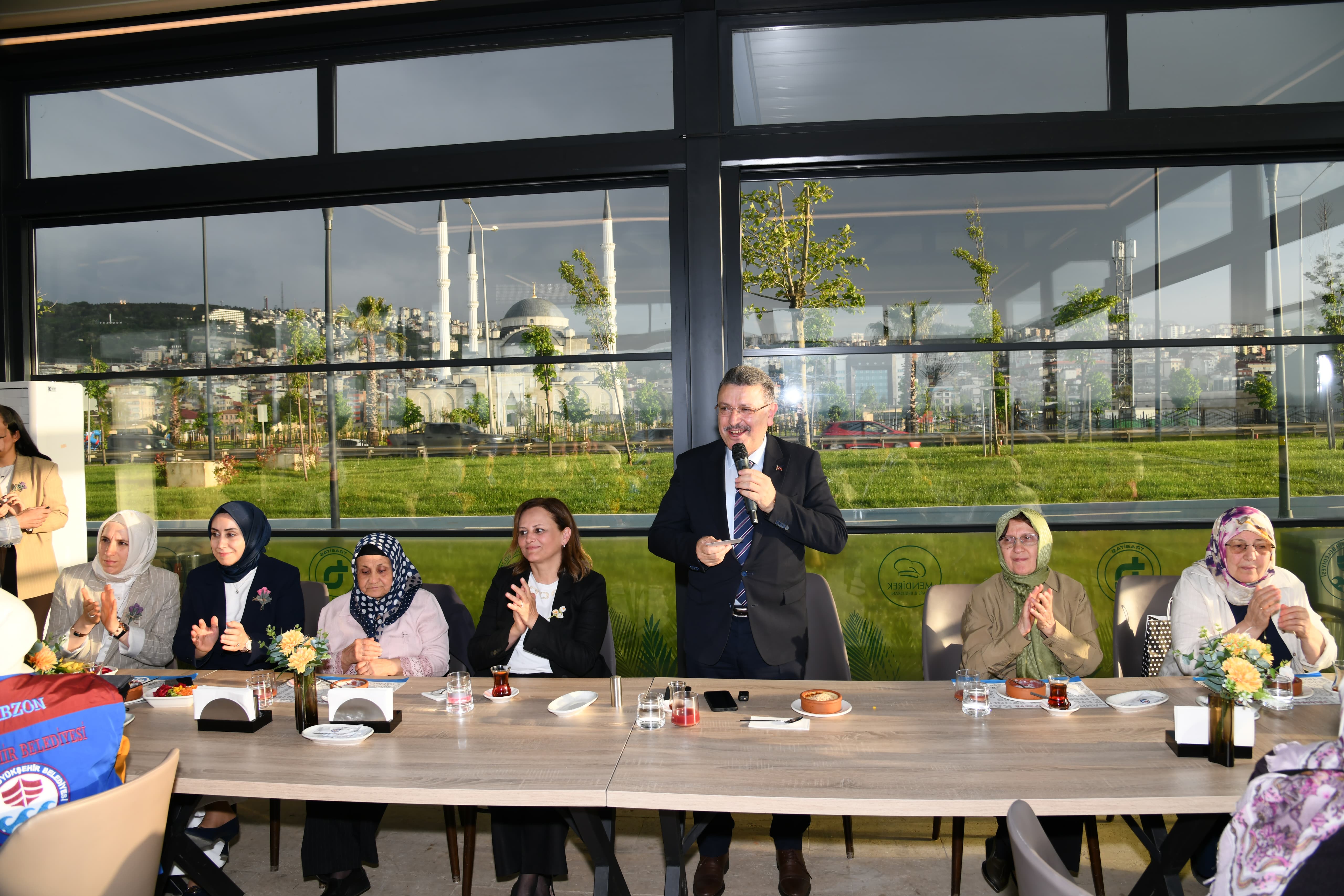 BAŞKAN GENÇ’TEN HUZUREVİNDEKİ ANNELERE VEFA