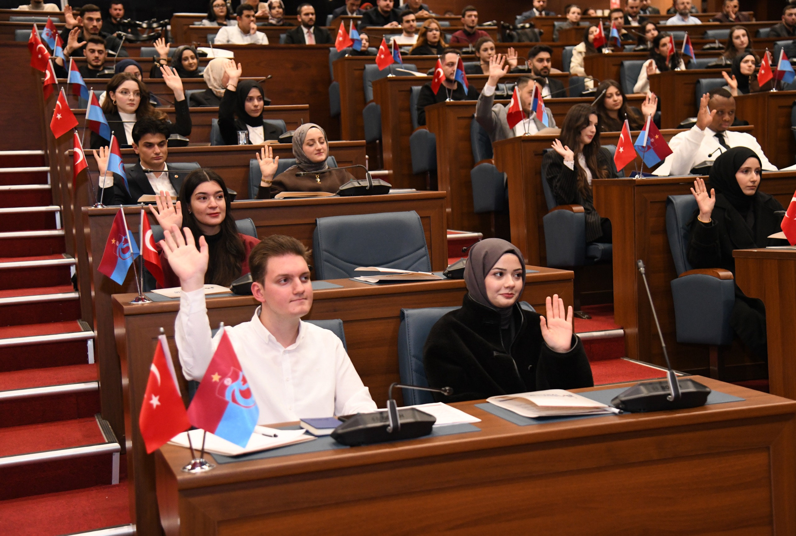 BA�KAN GENǒTEN ��RENC�LERE YEN� YIL M�JDES�
